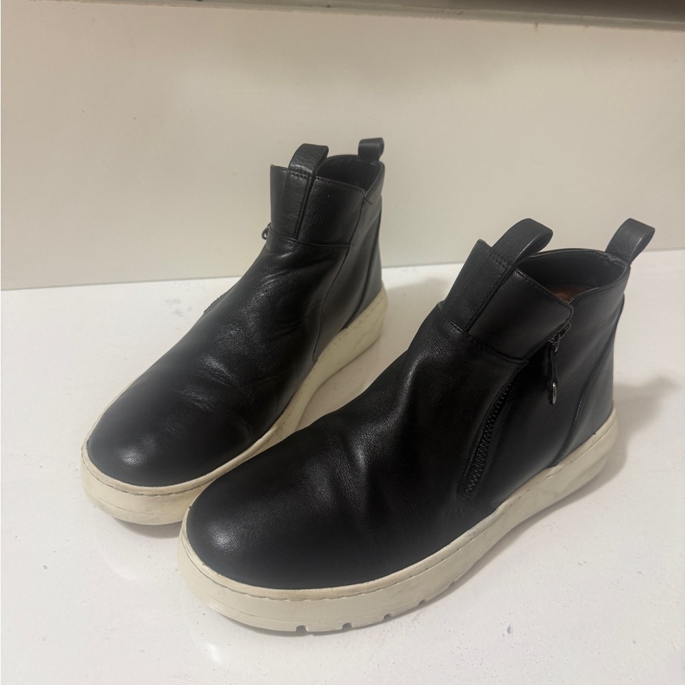 Leather ankle boot sneaker, Vionic
Brinkley Black Leather High-Top Sneakers - Picture 2 of 16